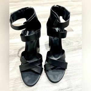 Kenneth Cole: Crisscross strappy block heel in black size 7.5